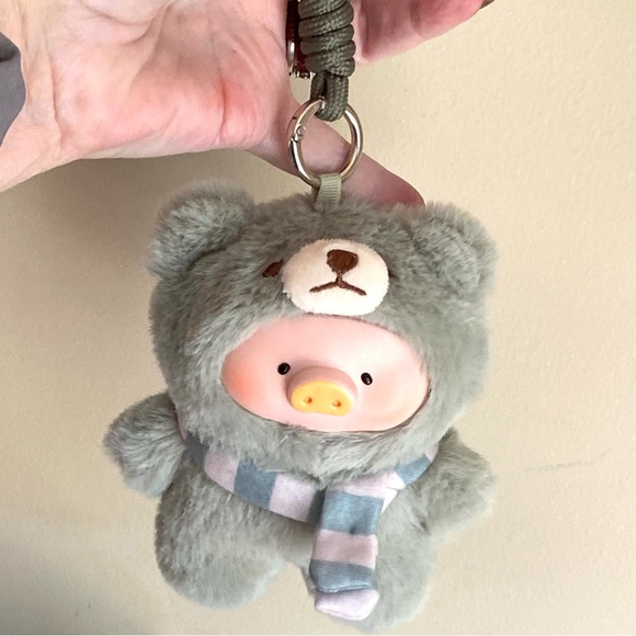 Lulu Piggy Teddy bag charm with sticker and a plastic protective display box NEW - Picture 10 of 13